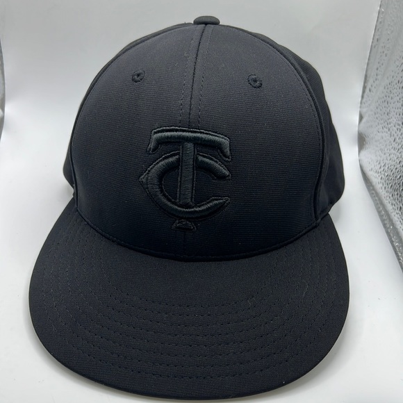 Men's Black Minnesota Twins fitted hat - Picture 1 of 3
